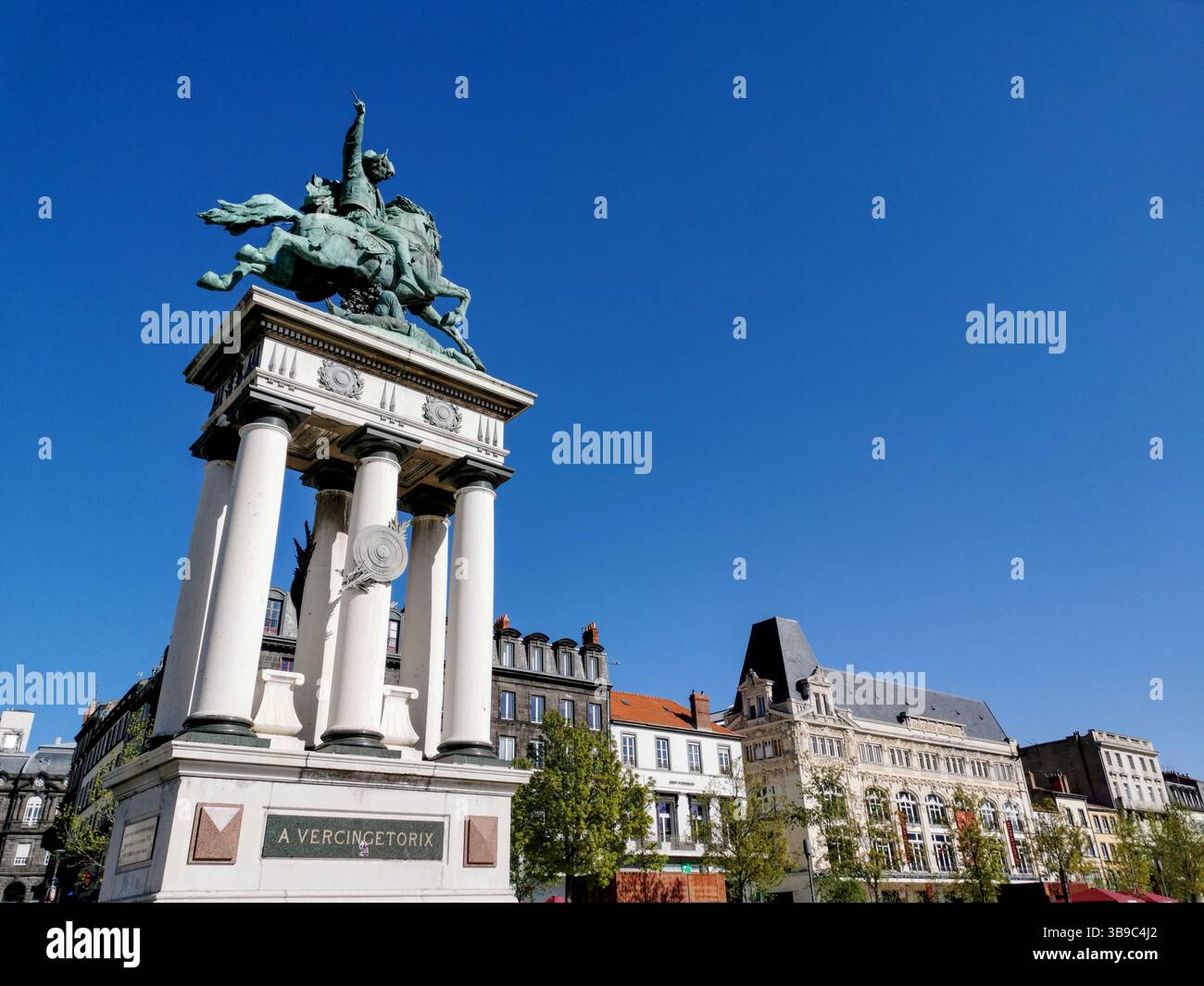 Statue von Vercingetorix von Bildhauer Bartholdi in Place de Jaude, Clermont-Ferrand, Puy-de-Dome, Auvergne, Frankreich. - Smartphone-aufgenommenes Stockfoto