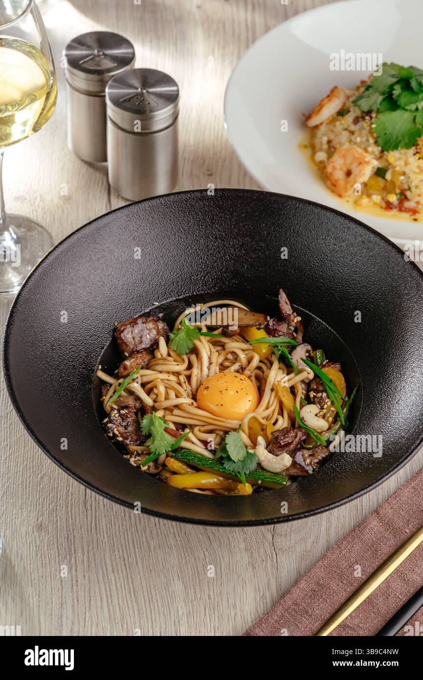 Ramen-Nudelsuppe mit Rindfleisch in einem Restaurant Stockfoto