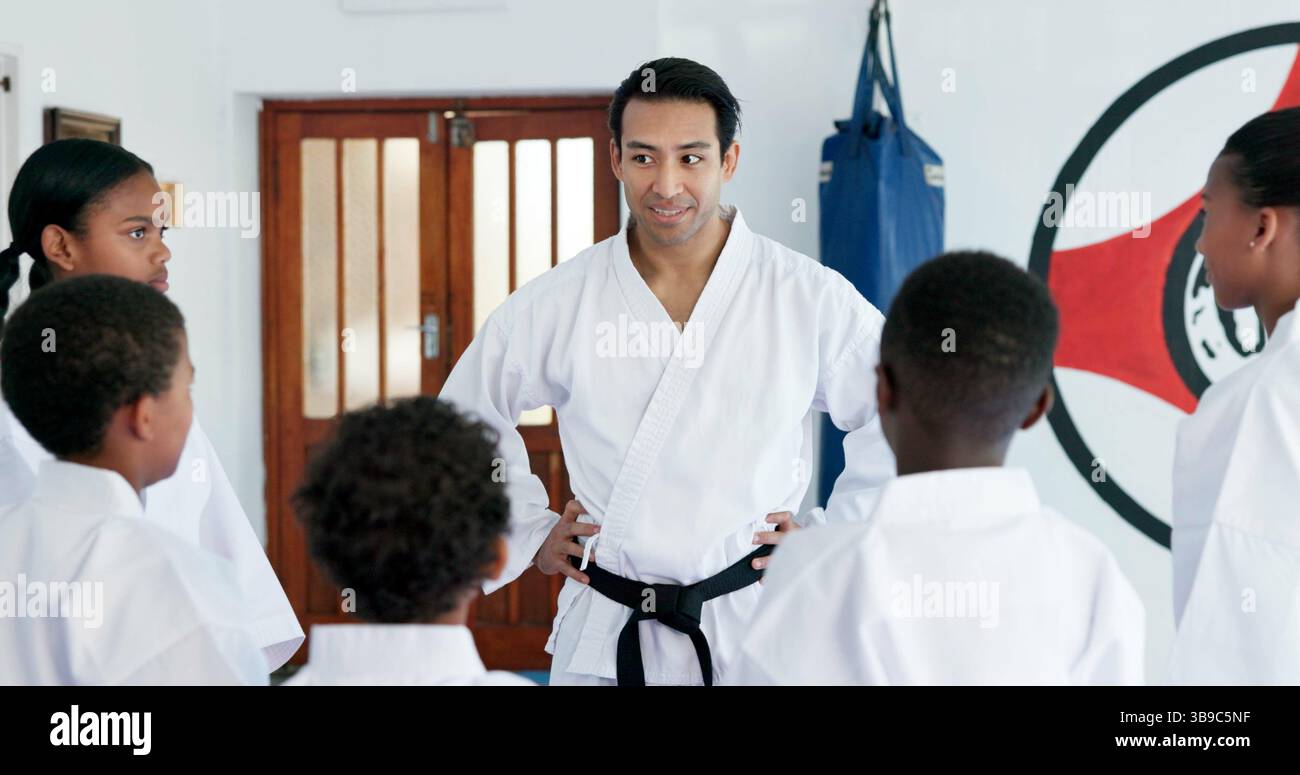Mann, Kinder und Karate mit pep Talk für Selbstverteidigungstraining, Kampfkunst oder Hilfe bei Jugend- und Kampfpädagogik. Motivation, ermutigen oder männlich Stockfoto