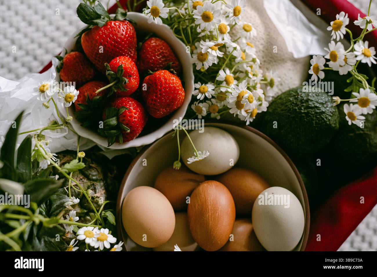 Geschenkkorb für Obst und Blumen Stockfoto