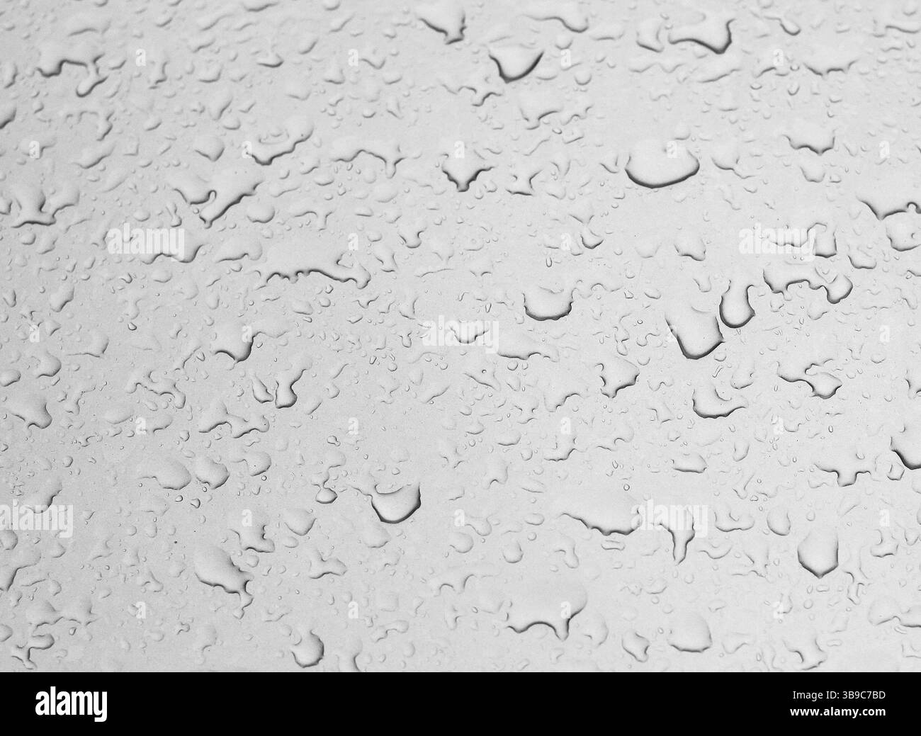 Abmessungen der Wassertröpfchen in der Regenzeit auf Glas Stockfoto