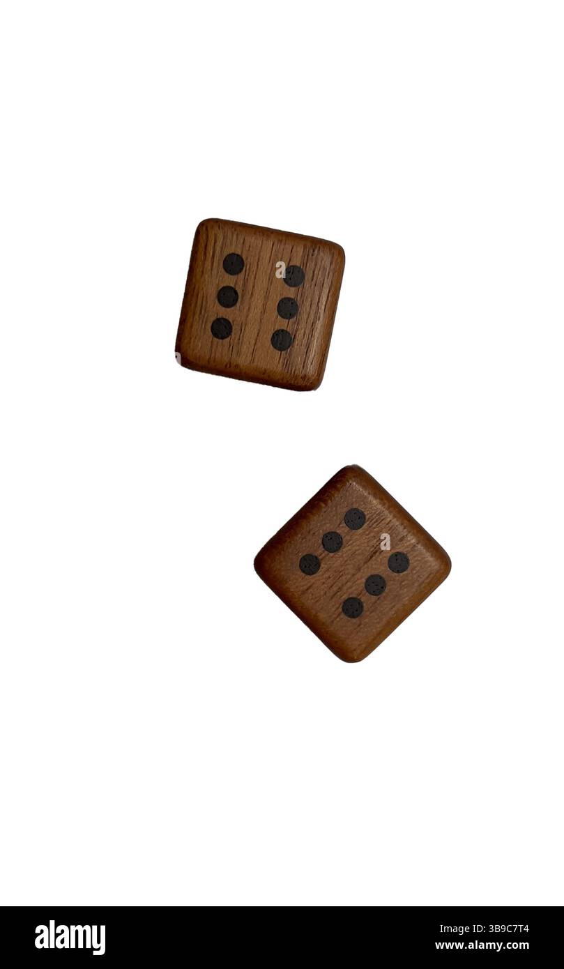 Zwei handgefertigte Holzwürfel. Die Würfel haben eine glatte, natürliche Holzstruktur und schwarze Kerne, die eine rustikale und minimalistische Ästhetik bieten. Stockfoto