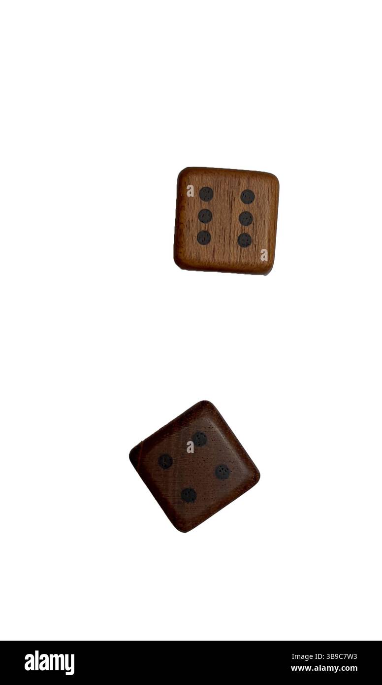 Zwei handgefertigte Holzwürfel. Die Würfel haben eine glatte, natürliche Holzstruktur und schwarze Kerne, die eine rustikale und minimalistische Ästhetik bieten. Stockfoto