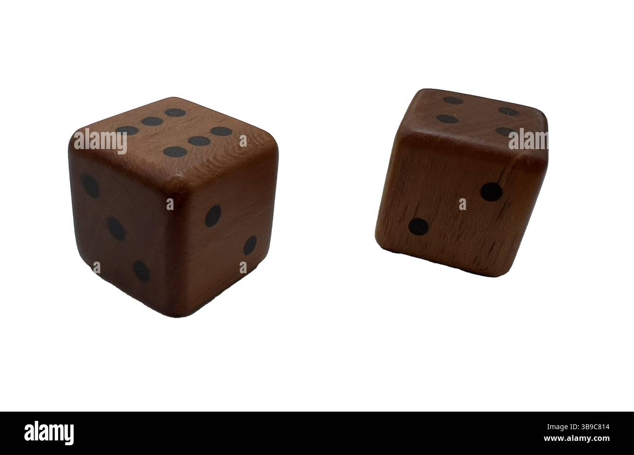 Zwei handgefertigte Holzwürfel. Die Würfel haben eine glatte, natürliche Holzstruktur und schwarze Kerne, die eine rustikale und minimalistische Ästhetik bieten. Stockfoto