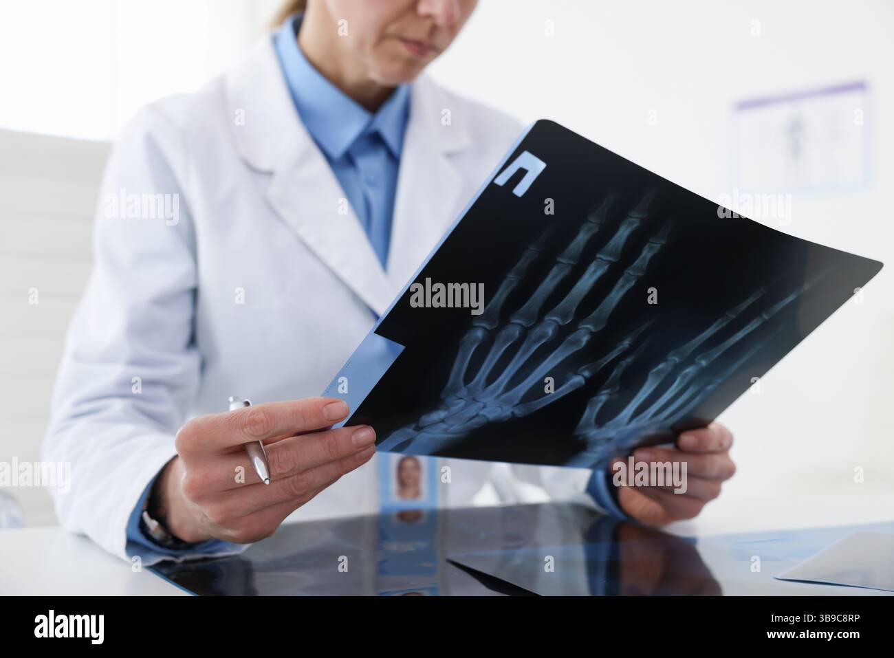 Arzt untersucht MRT-Scan am Schreibtisch im Krankenhaus, Nahaufnahme Stockfoto