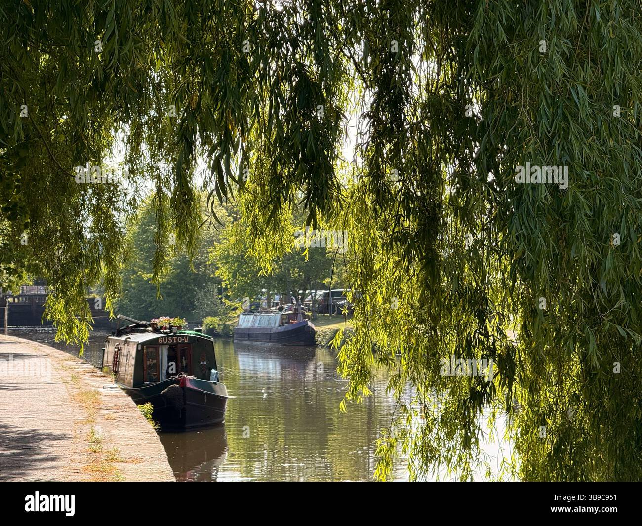 Wetter in Großbritannien: Sonniger Frühlingstag in Wigan. Der Leeds-Kanal und der Liverpool-Kanal in der Nähe des Wigan Pier Stockfoto