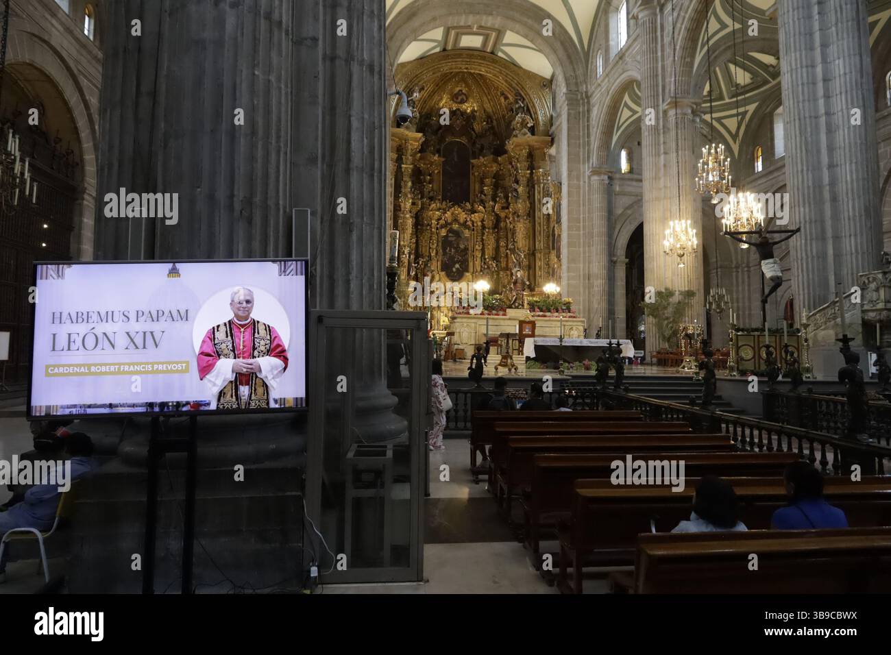 Nicht exklusiv: Katholische Gläubige nehmen an der ersten Messe in der Metropolitan Cathedral von Mexiko-Stadt Teil, nachdem der neue Papst Leo XIV. Am Donnerstag gewählt wurde Stockfoto