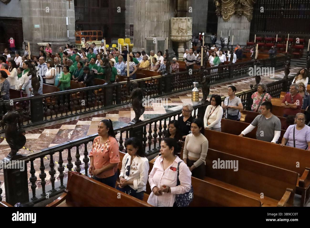 Nicht exklusiv: Katholische Gläubige nehmen an der ersten Messe in der Metropolitan Cathedral von Mexiko-Stadt Teil, nachdem der neue Papst Leo XIV. Am Donnerstag gewählt wurde Stockfoto