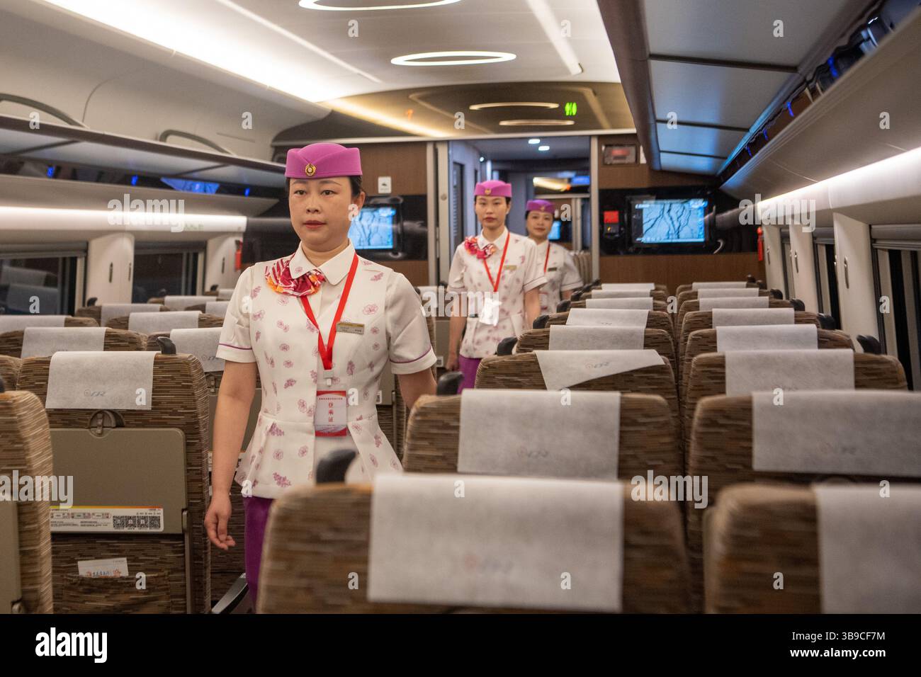 Chongqing. Mai 2025. Eisenbahnmitarbeiter warten am 9. Mai 2025 im Hochgeschwindigkeits-Testzug in der südwestchinesischen Gemeinde Chongqing auf die Abfahrt. Mit der Abfahrt des Hochgeschwindigkeits-Testzuges vom Chongqing East Railway Station wurde das gemeinsame Debuggen und Testen des Chongqing Abschnitts der neu errichteten Chongqing-Xiamen-Hochgeschwindigkeitsbahn erfolgreich abgeschlossen und nahm am Freitag ihren Testbetrieb auf. Quelle: Tang Yi/Xinhua/Alamy Live News Stockfoto