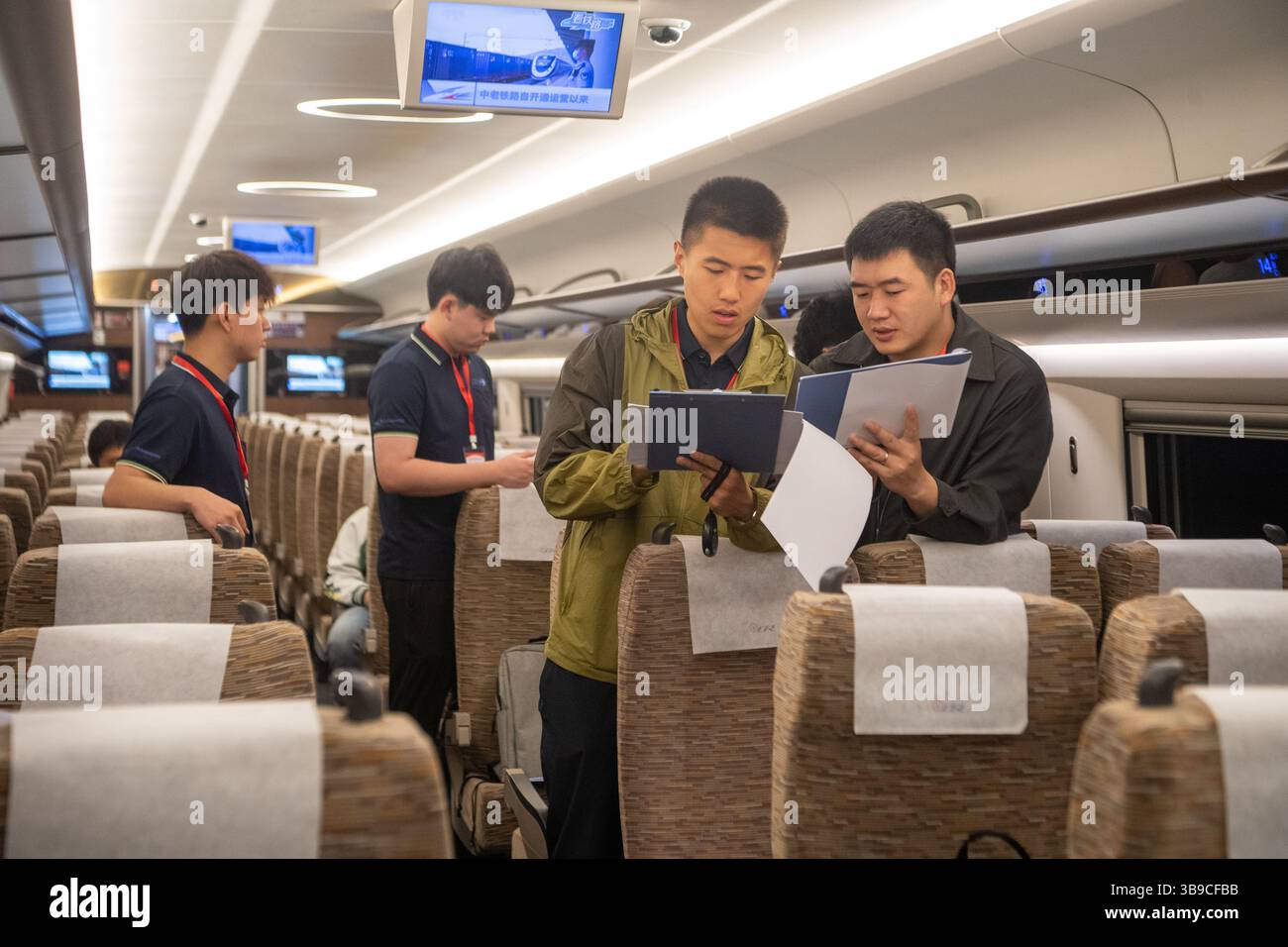 Chongqing. Mai 2025. Eisenbahnmitarbeiter warten am 9. Mai 2025 im Hochgeschwindigkeits-Testzug in der südwestchinesischen Gemeinde Chongqing auf die Abfahrt. Mit der Abfahrt des Hochgeschwindigkeits-Testzuges vom Chongqing East Railway Station wurde das gemeinsame Debuggen und Testen des Chongqing Abschnitts der neu errichteten Chongqing-Xiamen-Hochgeschwindigkeitsbahn erfolgreich abgeschlossen und nahm am Freitag ihren Testbetrieb auf. Quelle: Tang Yi/Xinhua/Alamy Live News Stockfoto