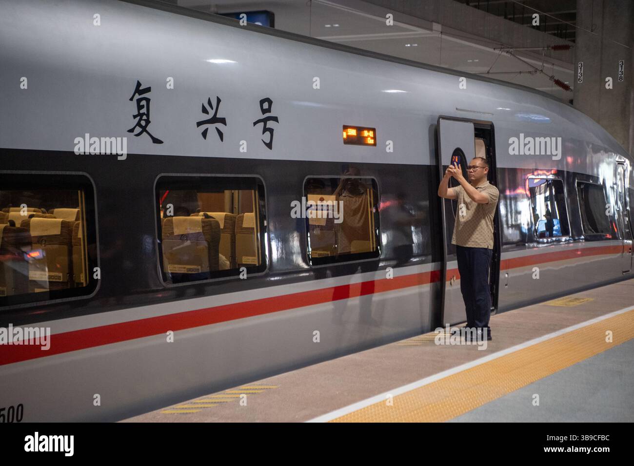 Chongqing. Mai 2025. Der Hochgeschwindigkeits-Testzug wartet am Ostbahnhof Chongqing auf die Abfahrt in der südwestchinesischen Gemeinde Chongqing am 9. Mai 2025. Mit der Abfahrt des Hochgeschwindigkeits-Testzuges vom Chongqing East Railway Station wurde das gemeinsame Debuggen und Testen des Chongqing Abschnitts der neu errichteten Chongqing-Xiamen-Hochgeschwindigkeitsbahn erfolgreich abgeschlossen und nahm am Freitag ihren Testbetrieb auf. Quelle: Tang Yi/Xinhua/Alamy Live News Stockfoto