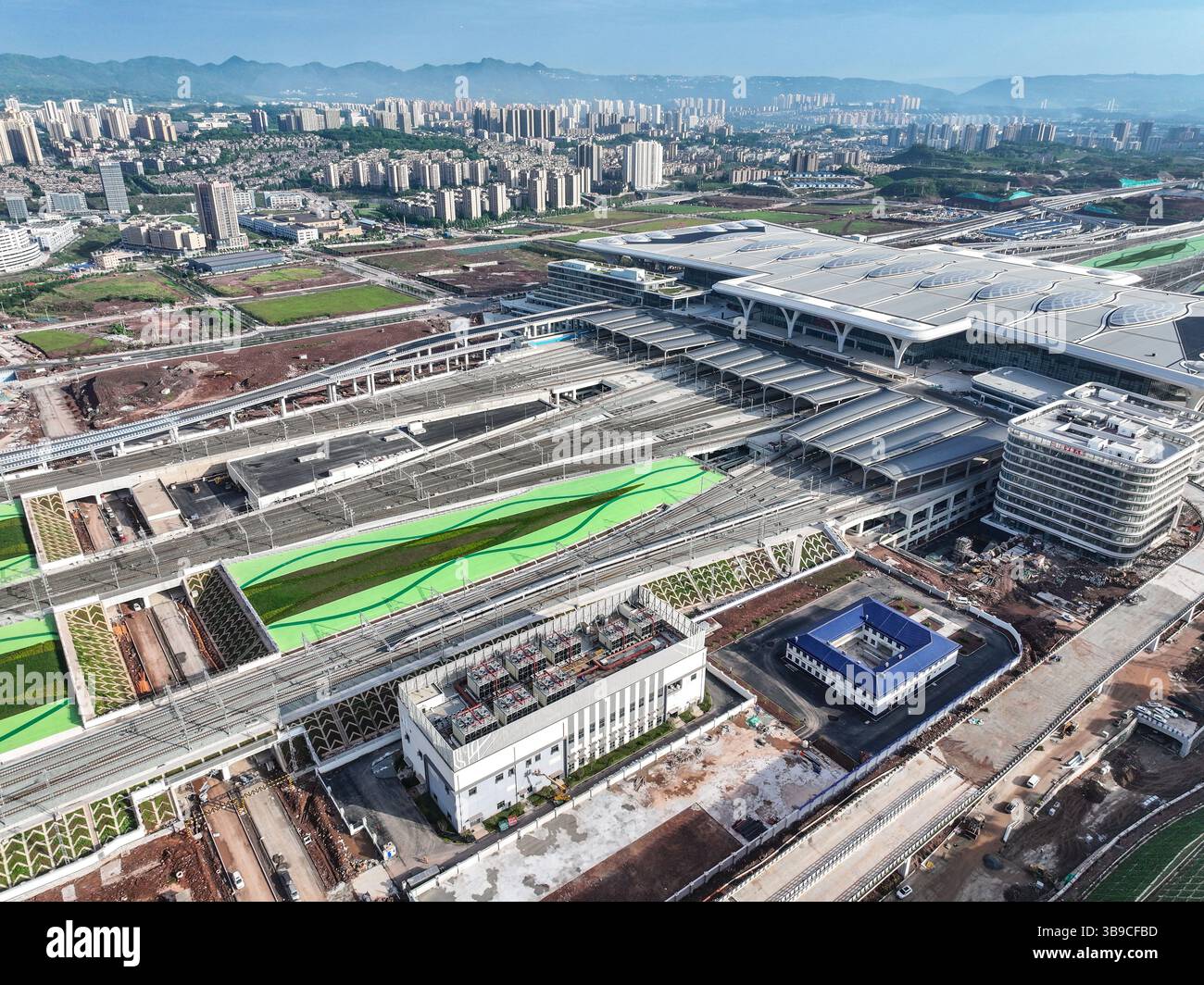 Chongqing. Mai 2025. Ein Drohnenfoto zeigt den Hochgeschwindigkeits-Testzug, der am 9. Mai 2025 vom Ostbahnhof Chongqing in der südwestchinesischen Gemeinde Chongqing abfährt. Mit der Abfahrt des Hochgeschwindigkeits-Testzuges vom Chongqing East Railway Station wurde das gemeinsame Debuggen und Testen des Chongqing Abschnitts der neu errichteten Chongqing-Xiamen-Hochgeschwindigkeitsbahn erfolgreich abgeschlossen und nahm am Freitag ihren Testbetrieb auf. Quelle: Tang Yi/Xinhua/Alamy Live News Stockfoto