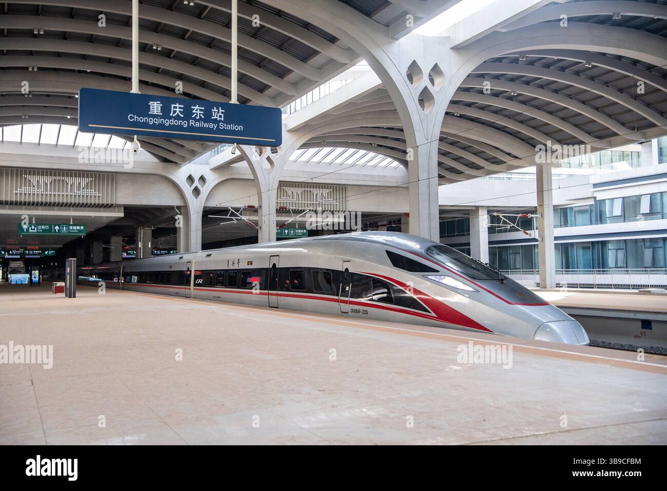 Chongqing. Mai 2025. Der Hochgeschwindigkeits-Testzug fährt am 9. Mai 2025 vom Chongqing East Railway Station in der südwestchinesischen Gemeinde Chongqing ab. Mit der Abfahrt des Hochgeschwindigkeits-Testzuges vom Chongqing East Railway Station wurde das gemeinsame Debuggen und Testen des Chongqing Abschnitts der neu errichteten Chongqing-Xiamen-Hochgeschwindigkeitsbahn erfolgreich abgeschlossen und nahm am Freitag ihren Testbetrieb auf. Quelle: Tang Yi/Xinhua/Alamy Live News Stockfoto