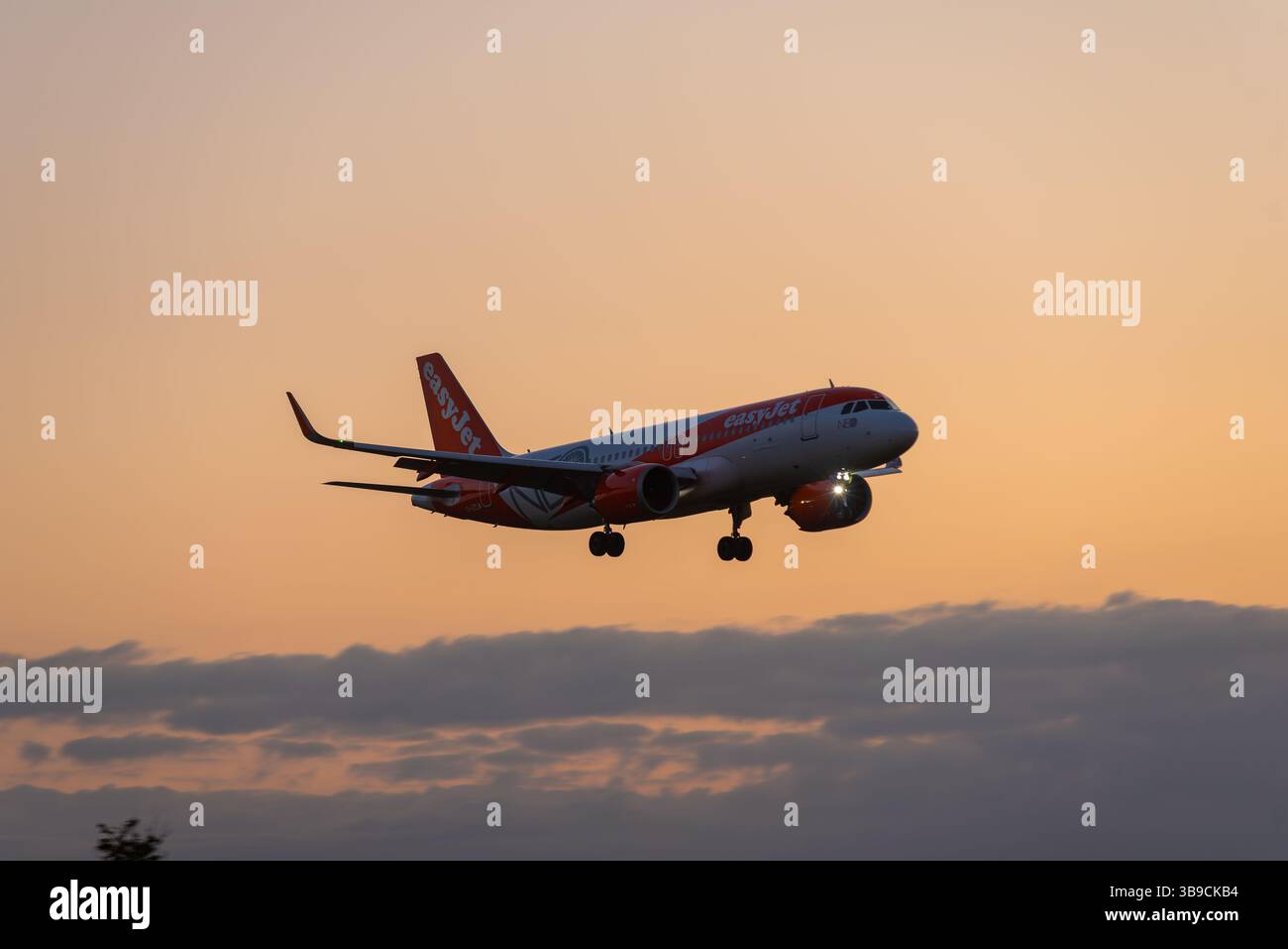 EasyJet Airbus A320-251N, A320 NEO Flugzeugflugzeug G-UZLW landet in der Dämmerung am Flughafen London Southend, Essex, Großbritannien Stockfoto