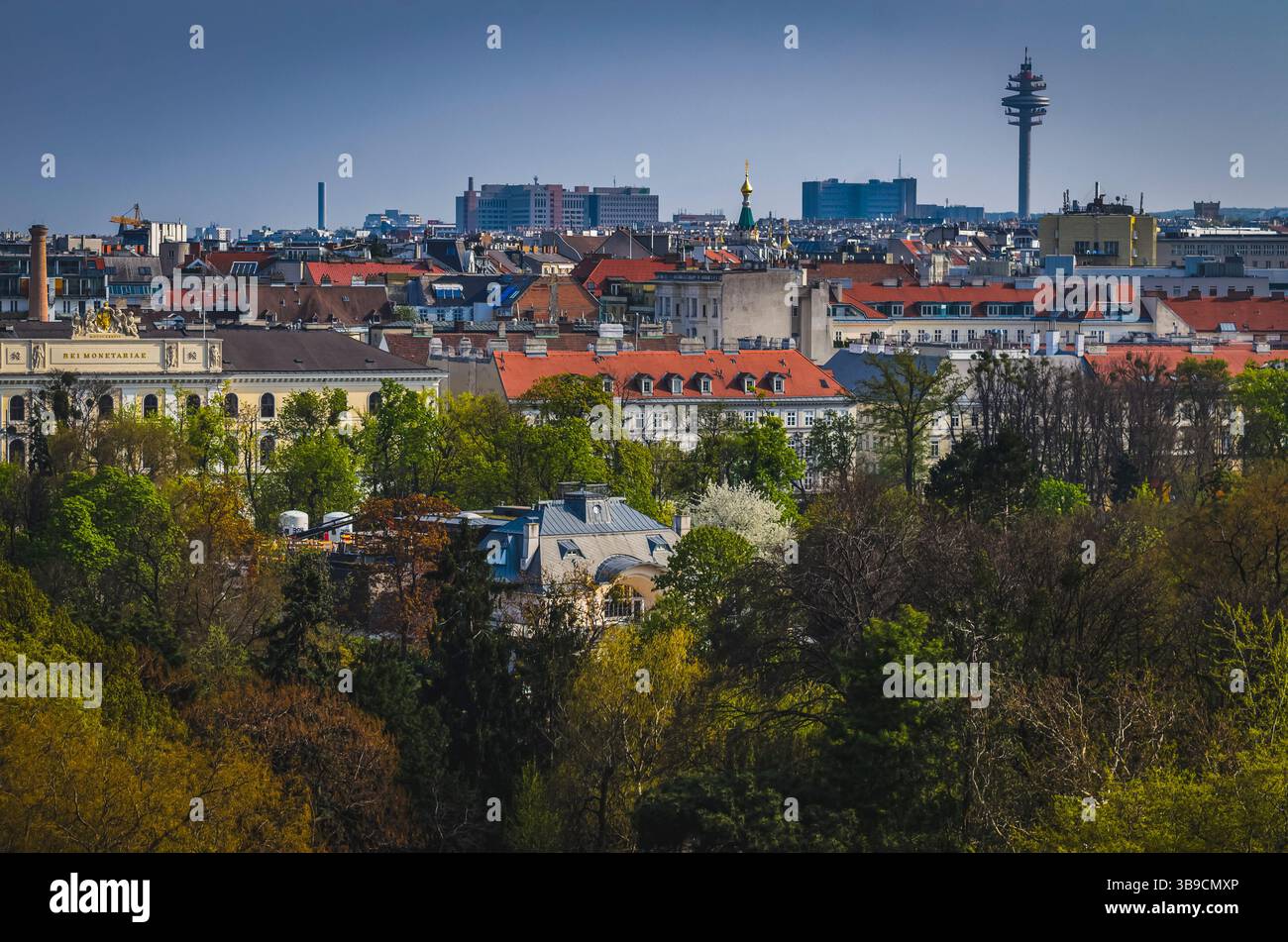 Wien, Österreich - 2. April 2014 Blick von der Dachterrasse auf den Wiener Donauturm Stockfoto