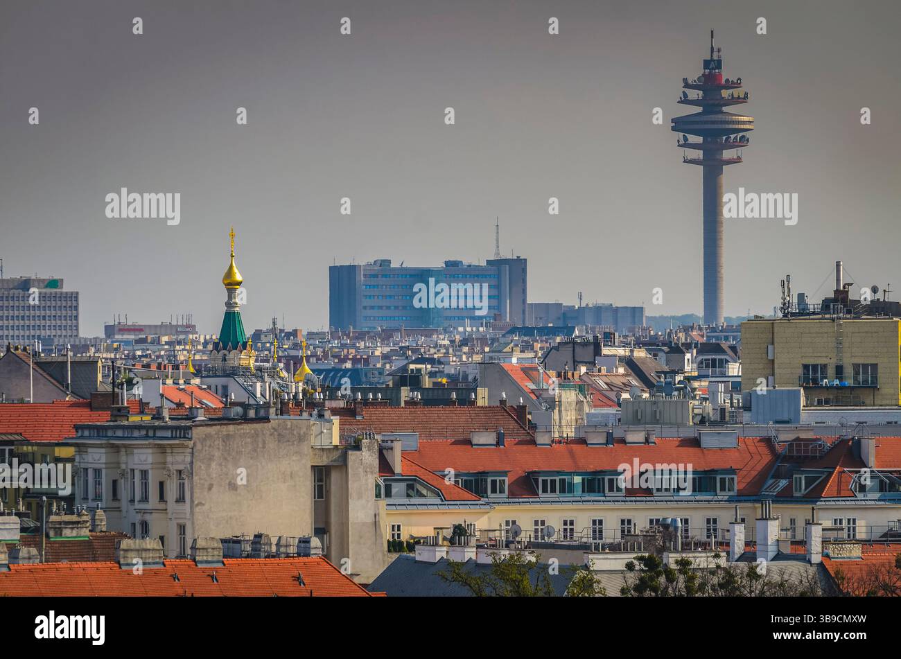 Wien, Österreich - 2. April 2014 Blick von der Dachterrasse auf den Wiener Donauturm Stockfoto