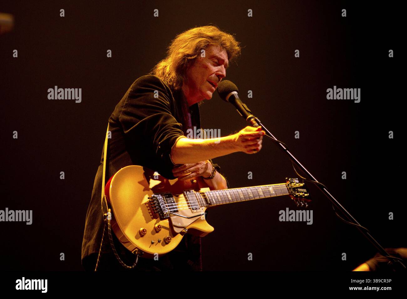 STEVE HACKETT, Konzert im Rahmen der Genesis Greats, Lamb Highlights & Solo Tour in der Uber Eats Music Hall, Berlin, 08.05.2025 Stockfoto