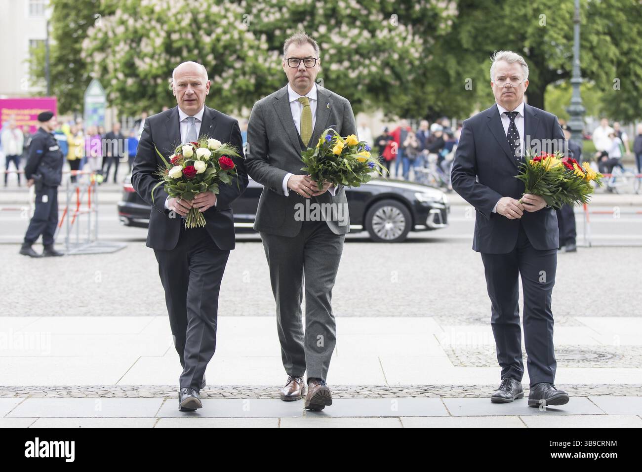 Kai Wegner (CDU, Regierender Bürgermeister von Berlin), Oleksii Makeiev (Botschafter der Ukraine) und Konrad Arz von Straussenburg (deutscher Diplomat) auf dem Weg nach Berlin Stockfoto