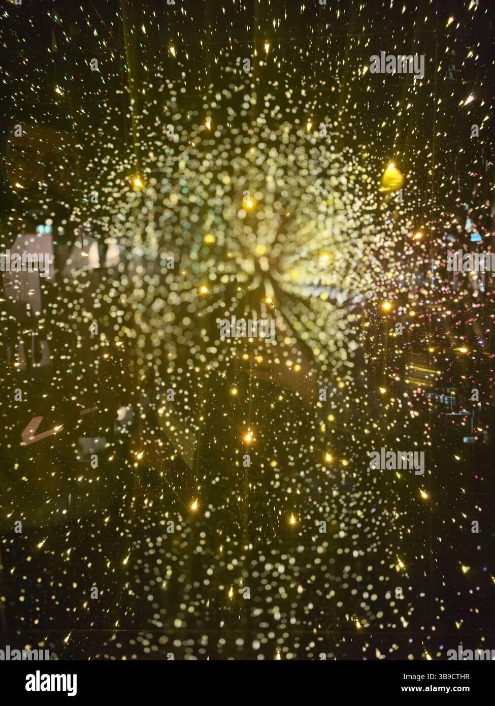 Die magische Explosion goldener Lichter erzeugt funkelndes Wunder, das den Betrachter in eine Welt voller Geheimnisse einlädt und die Schönheit der Illusionskunst weckt. - Smartphone-aufgenommenes Stockfoto