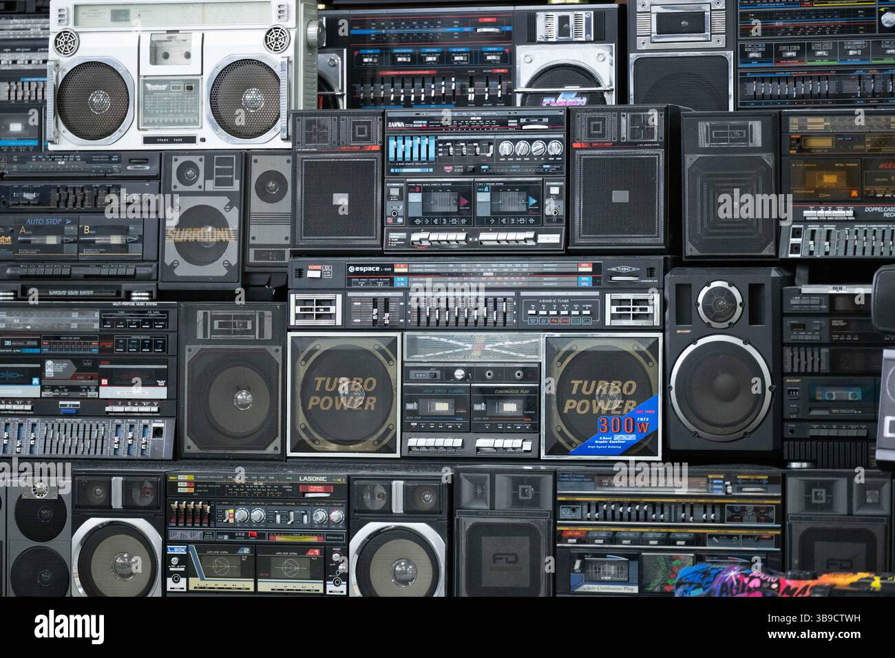 Dresden, Deutschland. Mai 2025. Eine Sammlung von rund 60 tragbaren Musiksystemen, umgangssprachlich auch Boomboxen genannt, befindet sich in der ehemaligen Robotron-Kantine. Die Sammlung ist Teil des erstmals stattfindenden Hip-Hop-Festivals ALL4/1, das bis zum 11. Mai 2025 die facettenreiche Hip-Hop-Kultur in Dresden präsentieren soll. Quelle: Sebastian Kahnert/dpa/Alamy Live News Stockfoto