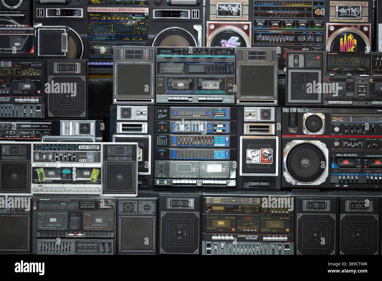 Dresden, Deutschland. Mai 2025. Eine Sammlung von rund 60 tragbaren Musiksystemen, umgangssprachlich auch Boomboxen genannt, befindet sich in der ehemaligen Robotron-Kantine. Die Sammlung ist Teil des erstmals stattfindenden Hip-Hop-Festivals ALL4/1, das bis zum 11. Mai 2025 die facettenreiche Hip-Hop-Kultur in Dresden präsentieren soll. Quelle: Sebastian Kahnert/dpa/Alamy Live News Stockfoto