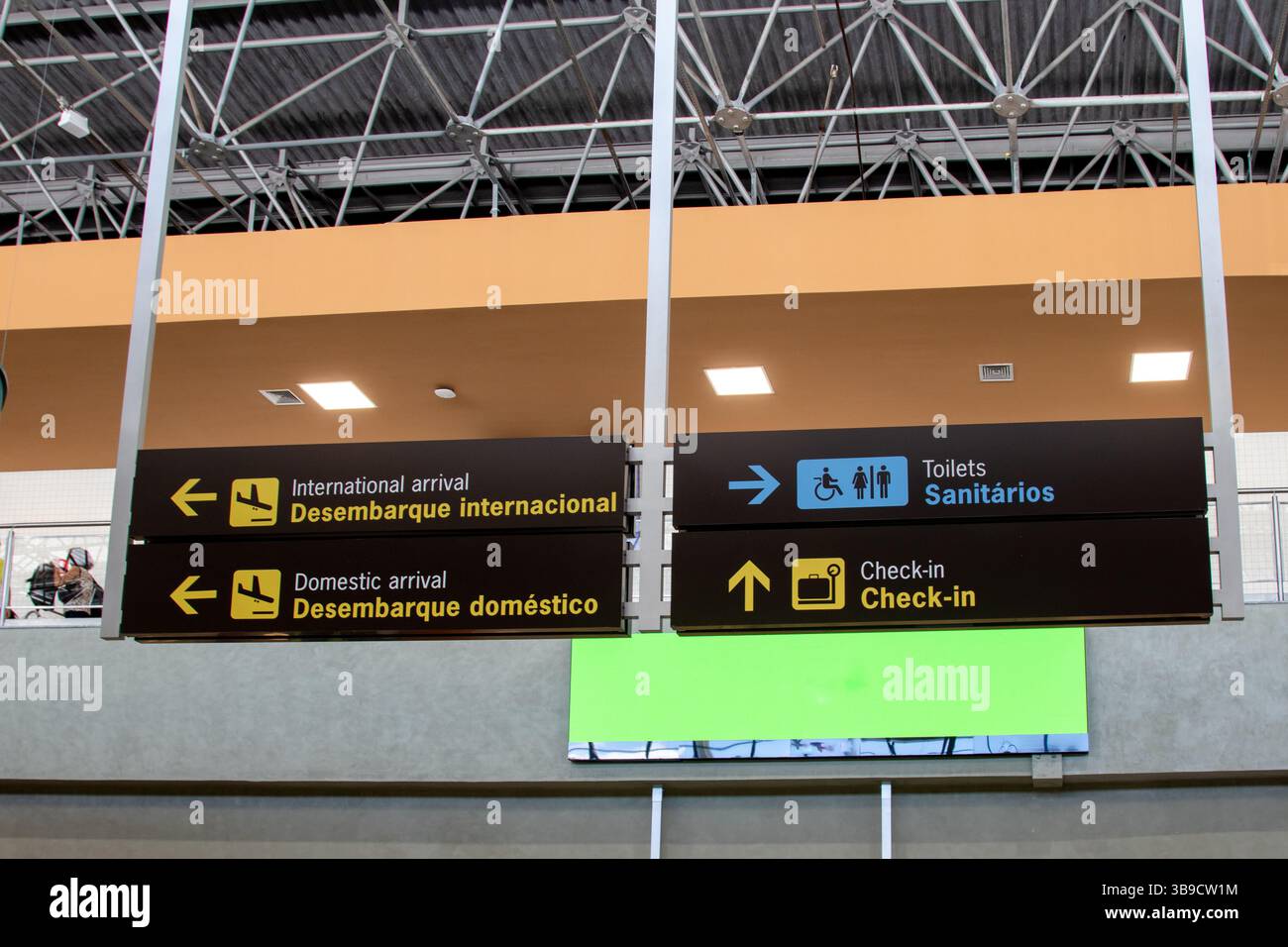Flughafenschild mit Informationen wie Inlandsflüge, internationale Ankünfte, Toiletten und Check-in Stockfoto