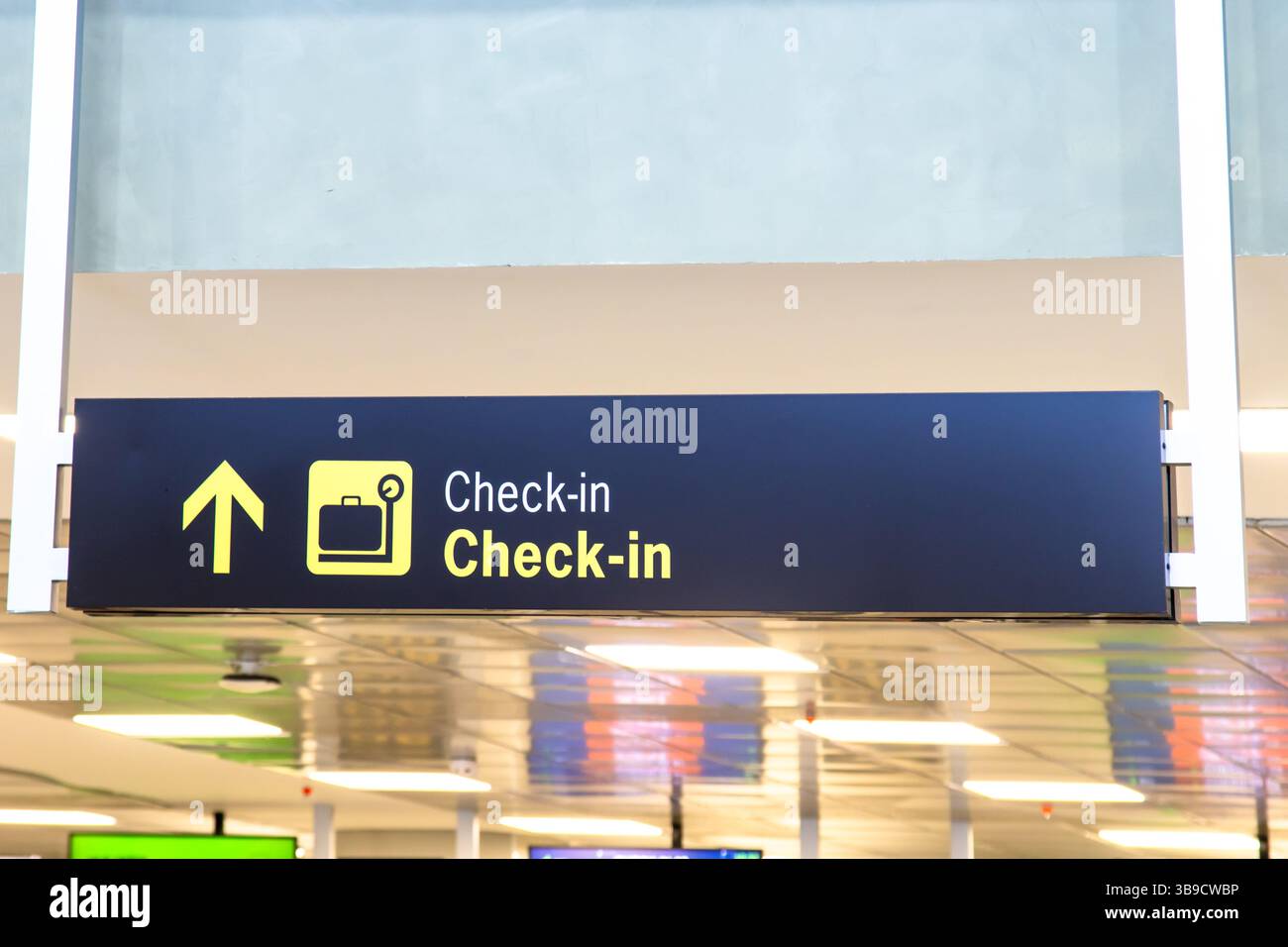 Check-in-Schild am Flughafen Stockfoto