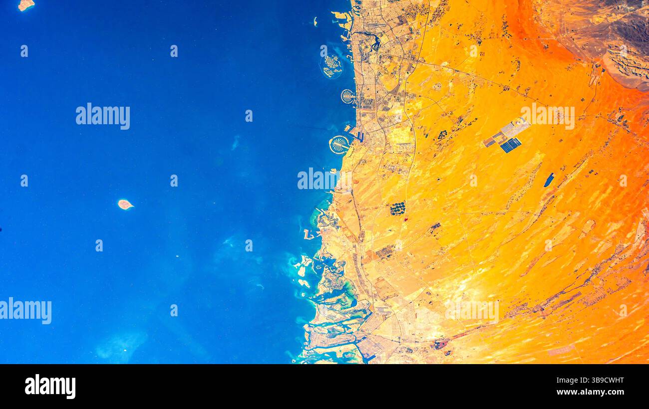Dubai aus dem Weltraum. Richtlinien zur Verwendung von Medien: https://www.nasa.gov/nasa-brand-center/images-and-me Stockfoto