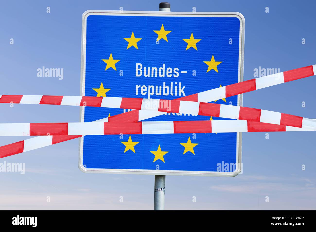 Fotomontage Absperrbänder vor einem Grenzschild der Bundesrepublik Deutschland *** Fotomontage von Barrierebändern vor einem Grenzschild der Bundesrepublik Deutschland Copyright: XUdoxHerrmannx Stockfoto