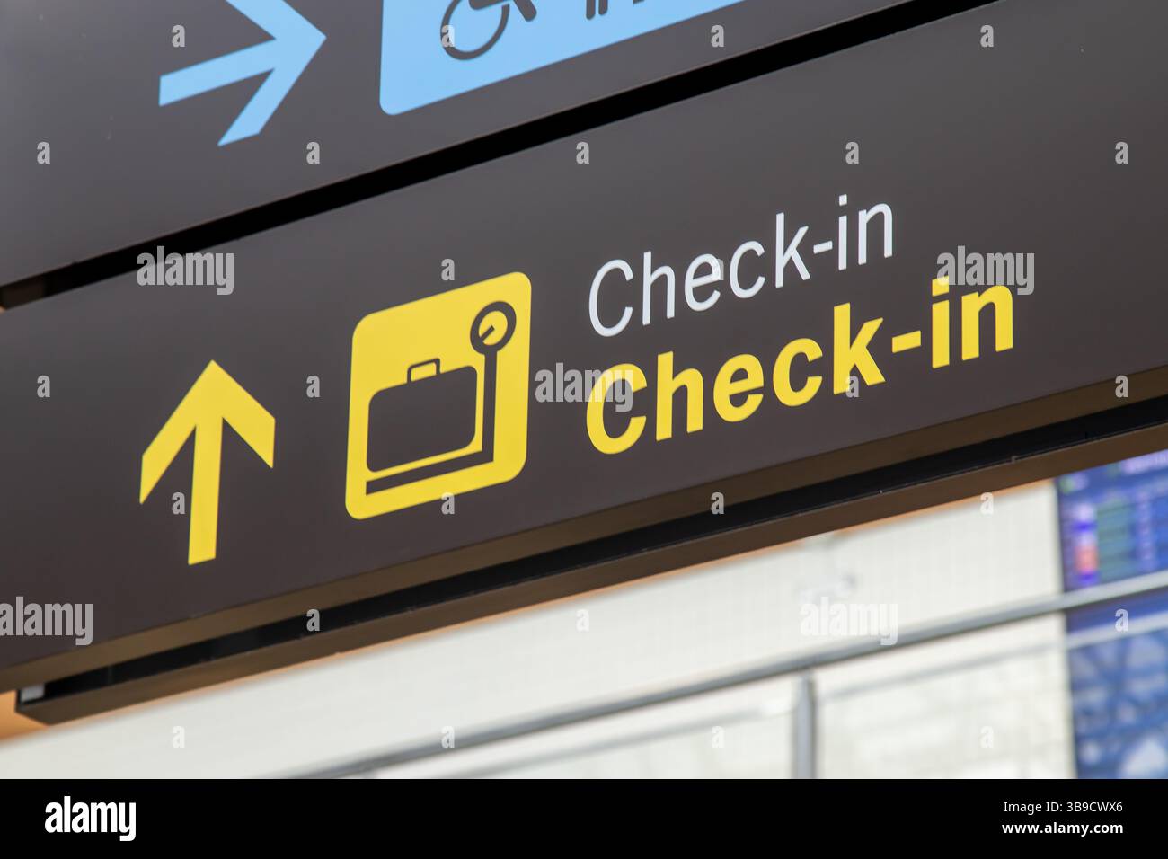 Check-in-Schild am Flughafen Stockfoto