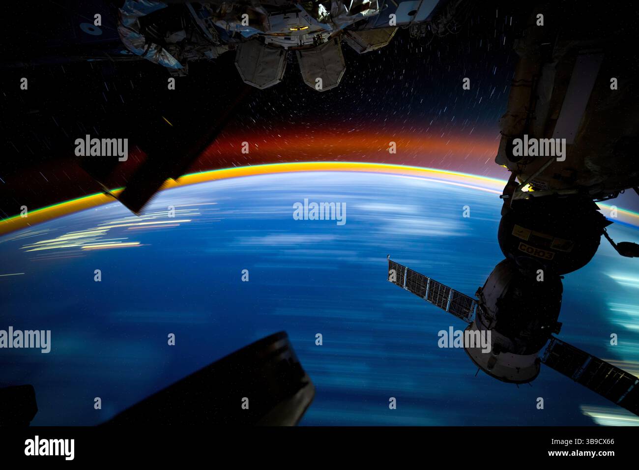 Planeten Erde Szenarien bei Nacht, lange Exposition, Sojus Raumschiff. Richtlinien zur Verwendung von Medien: https://www.nasa.gov/nasa-brand-center/images-and-me Stockfoto