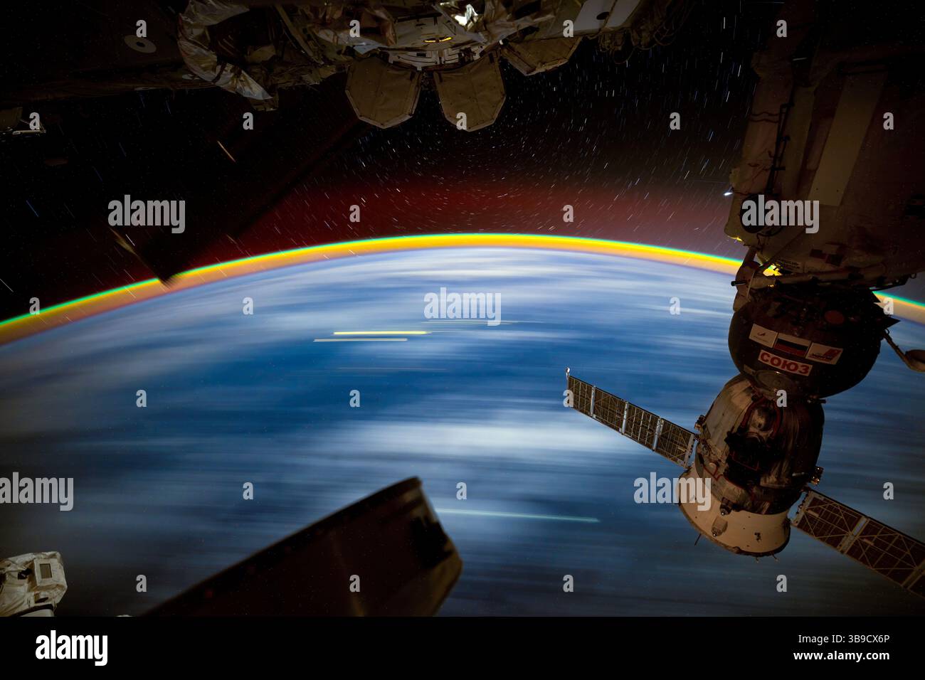 Planeten Erde Szenarien bei Nacht, lange Exposition, Sojus Raumschiff. Richtlinien zur Verwendung von Medien: https://www.nasa.gov/nasa-brand-center/images-and-me Stockfoto