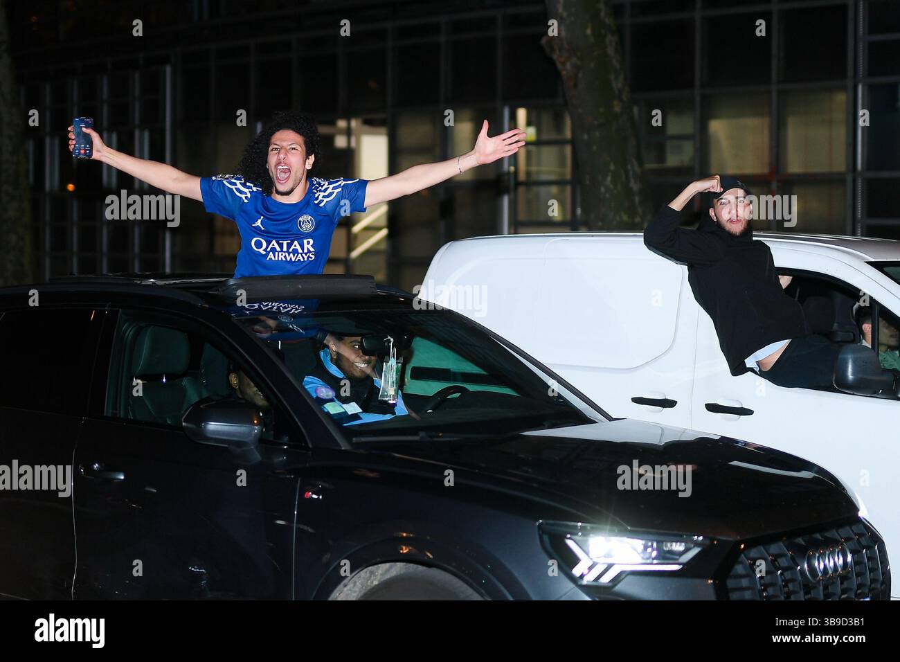 Paris, Frankreich. Mai 2025. Die Pariser feiern den PSG-Sieg gegen Arsenal im Halbfinale der Champions League in Paris am 8. Mai 2025. 08.05.2025-Paris, FRANKREICH. (Lionel Urman/SIPA USA) Credit: SIPA USA/Alamy Live News Stockfoto