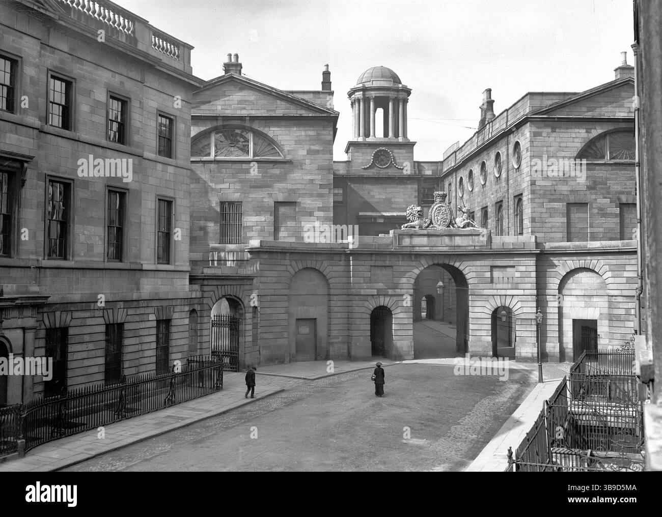 Eine Fotografie aus dem späten 19. Jahrhundert der King's Inns Law Library, die 1824–1832 an der Stelle des Primatenhauses in der Henrietta Street, der ersten georgianischen Straße in Dublin, erbaut wurde und Mitte der 1720er Jahre an der Spitze der späteren georgianischen Straßenlandschaft Dublins stand Stockfoto