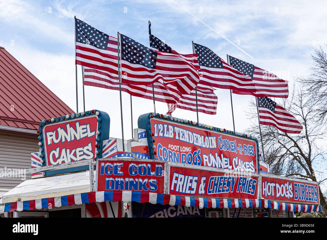 Mount Vernon, Iowa, USA – 4. Mai 2025: American Flags on Funnel Cakes stehen bei Chalk the Walk Stockfoto