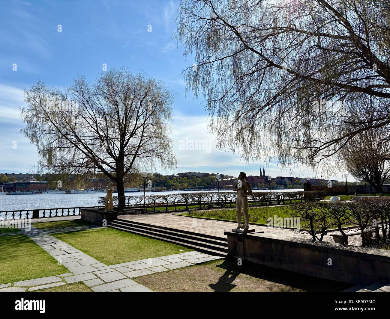 Stockholmer Rathausgarten mit Blick auf die Uferpromenade an einem klaren Frühlingstag - Smartphone-aufgenommenes Stockfoto
