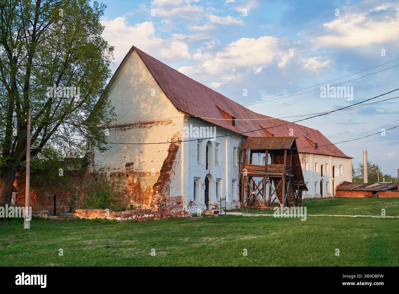 Altes weißes Gebäude mit rotem Dach und Holzkonstruktion Stockfoto