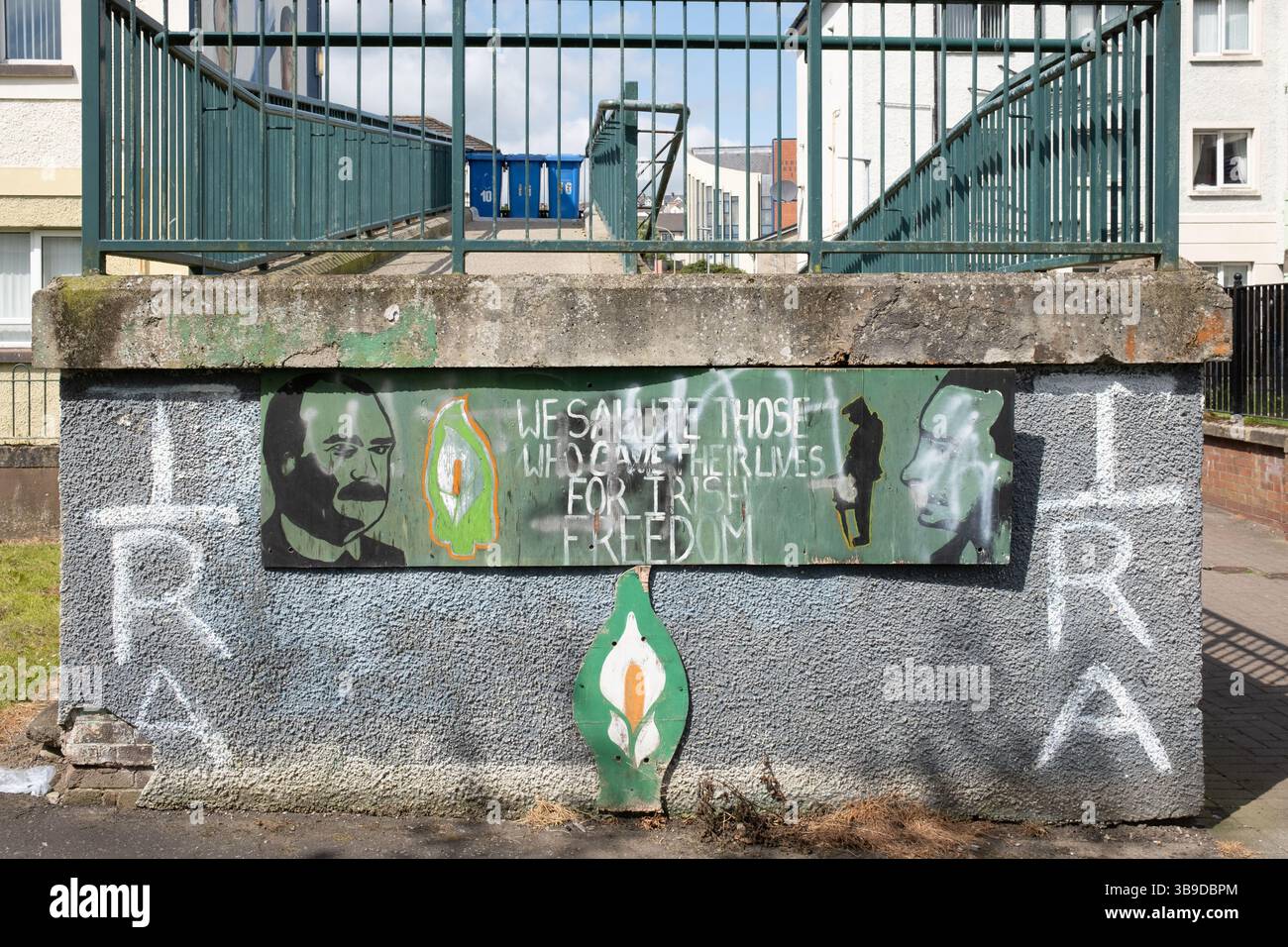 Derry / Londonderry, Nordirland - 7. Mai 2025: Irisch-republikanische politische Zeichen in der Bogside mit IRA (Irish Republican Army) Schriftzug. Stockfoto
