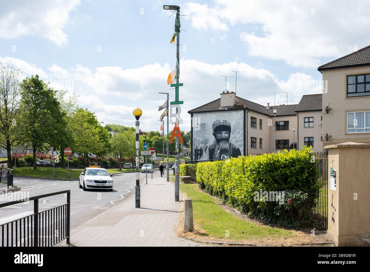 Derry / Londonderry, Nordirland - 7. Mai 2025: Das Wandgemälde des Petrol Bomber neben Free Derry Corner im republikanischen Bogside Stockfoto