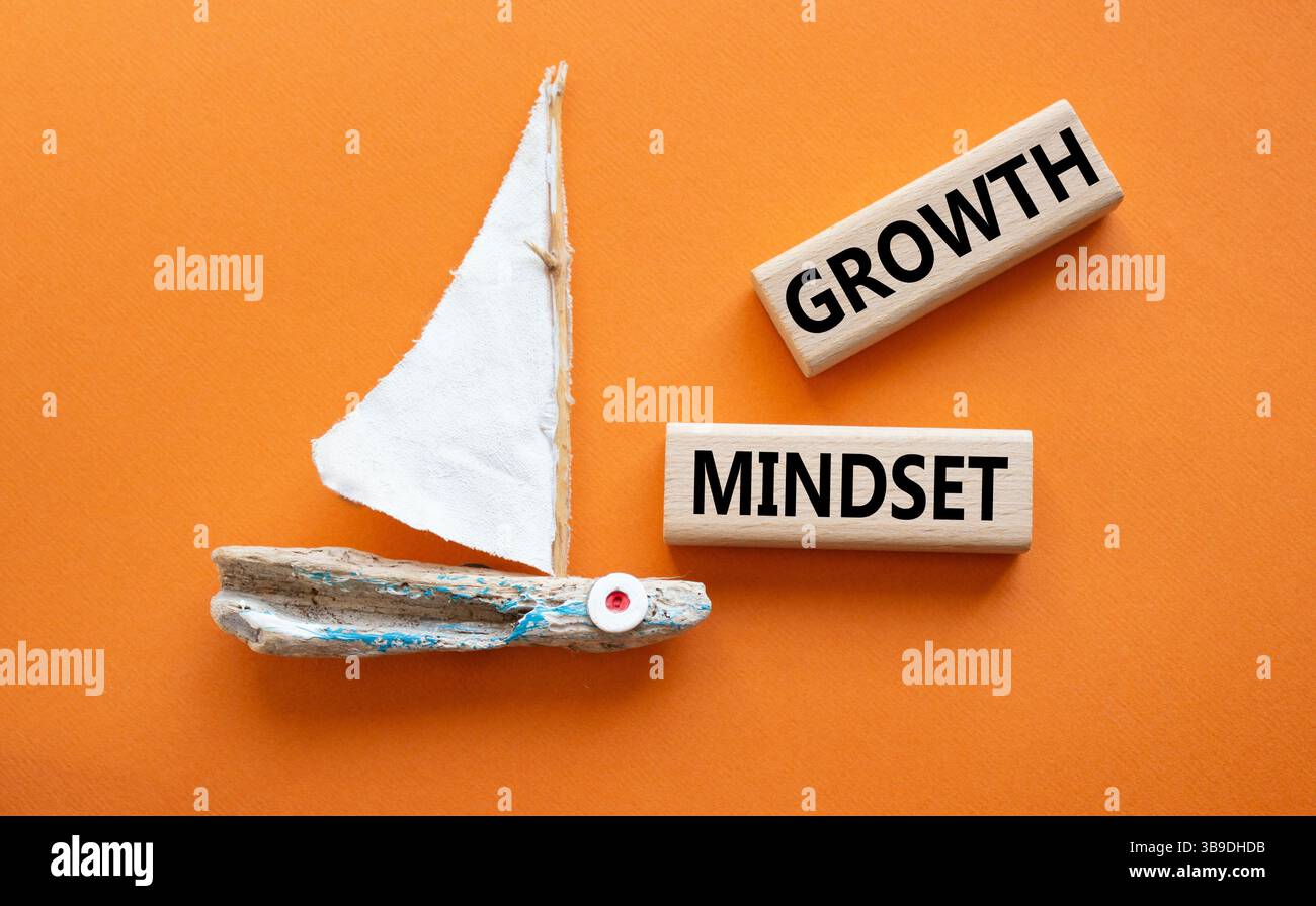 Symbol für die Wachstumseinstellung. Konzept Wortwachstum auf Holzblöcken. Schöner oranger Hintergrund mit Boot. Business and Growth Mindset Konzept. Kopieren Stockfoto