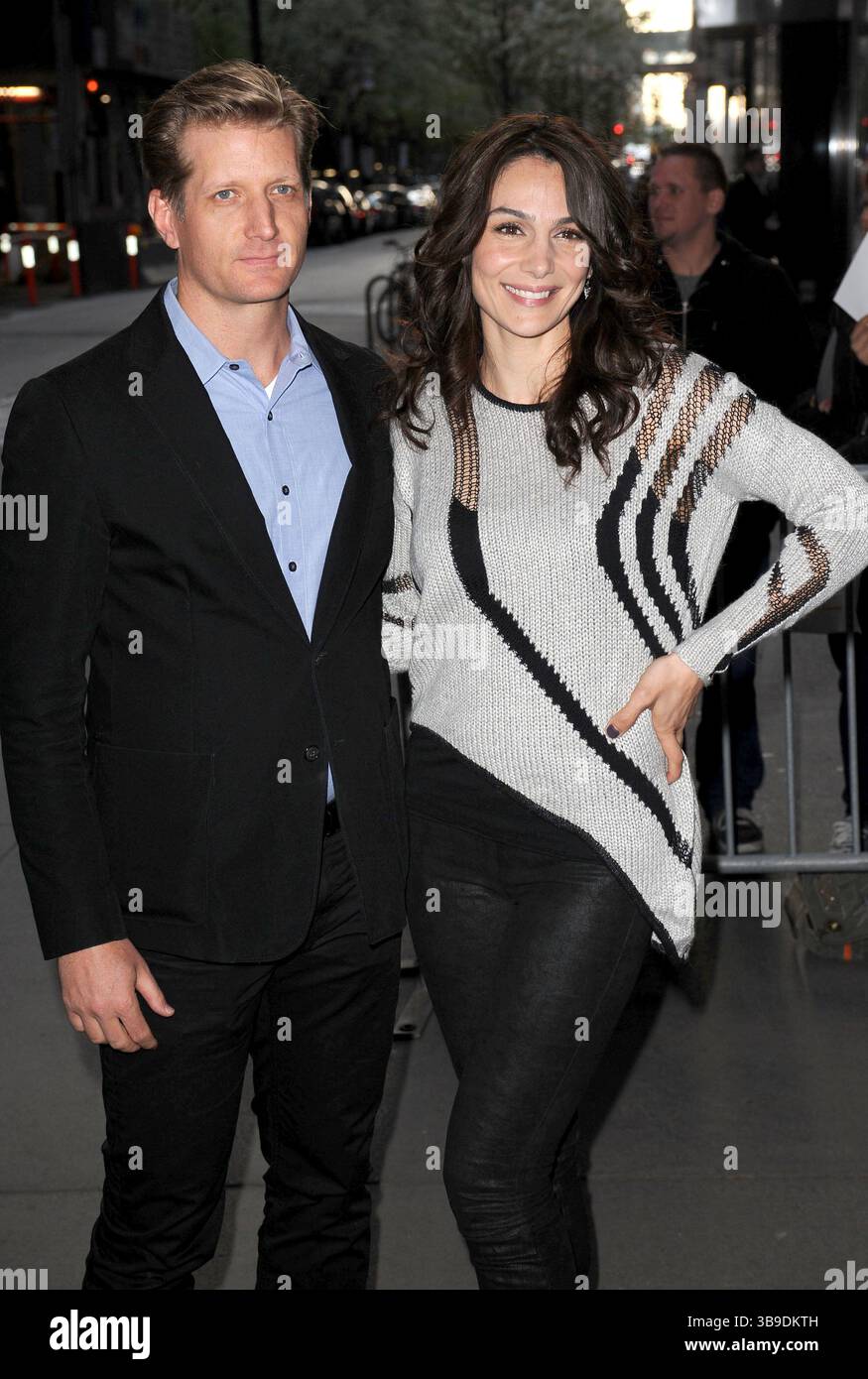 Paul Sparks und Annie Parisse bei der Cinema Society Vorführung von „Mud“ im Museum of Modern Art in New York City – 21. April 2013 Stockfoto