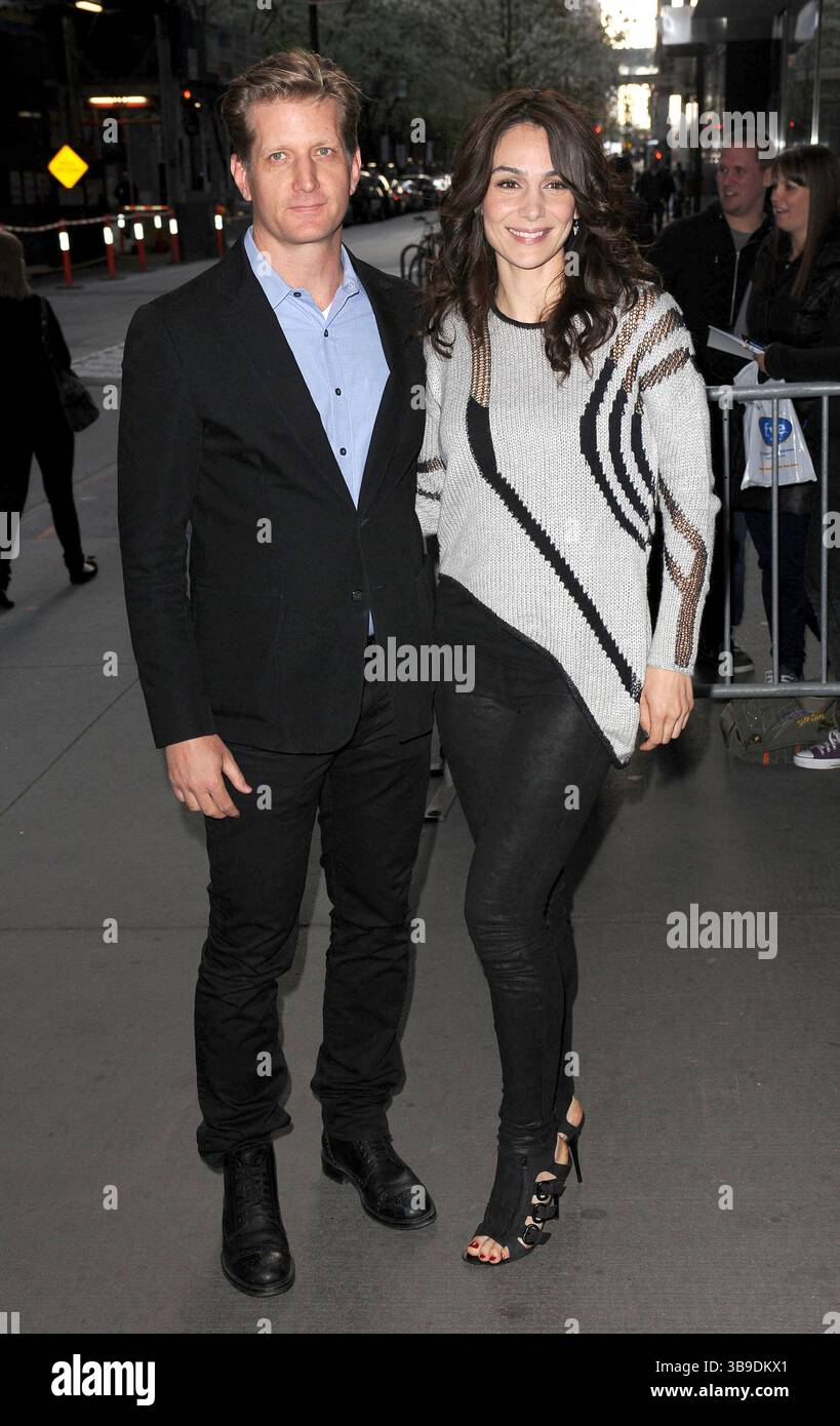 Paul Sparks und Annie Parisse bei der Cinema Society Vorführung von „Mud“ im Museum of Modern Art in New York City – 21. April 2013 Stockfoto