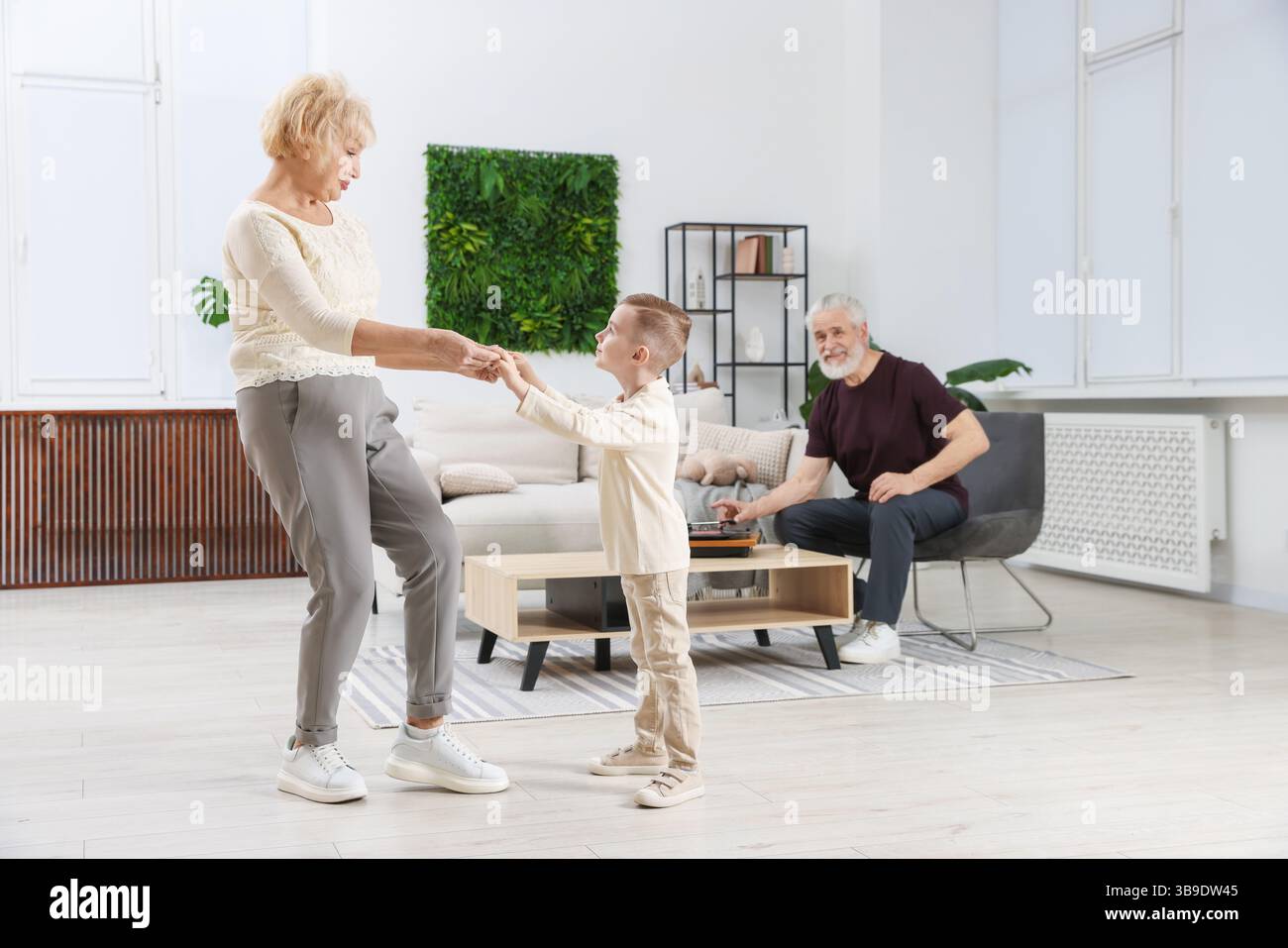 Die Großeltern und ihr Enkel haben zu Hause Spaß Stockfoto