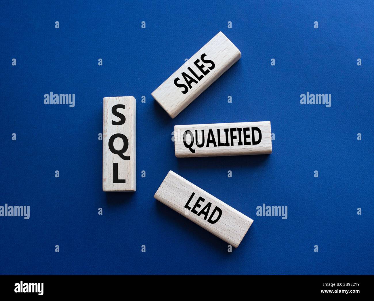 SQL - qualifizierter Lead für Vertrieb. Holzwürfel mit SQL-Wörtern. Wunderschöner tiefblauer Hintergrund. Business- und SQL-Konzept. Kopierbereich. Stockfoto