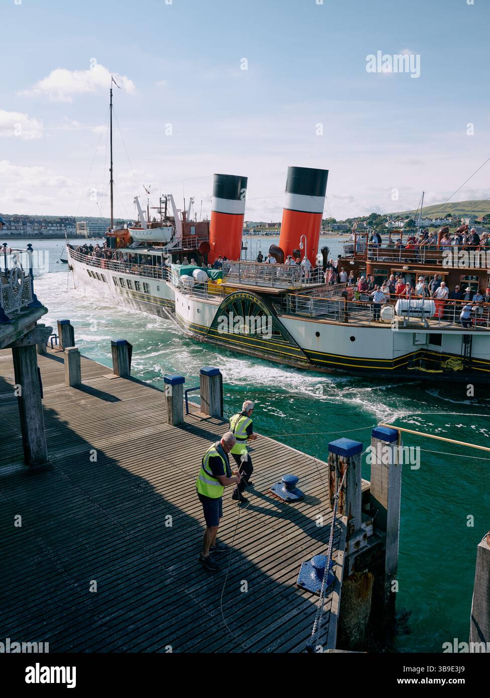 PS Waverley ist der letzte Raddampfer der Welt für Seefahrer. Erbaut im Jahr 1946 - Andocken mit Touristen in Swanage Dorset England Großbritannien Stockfoto