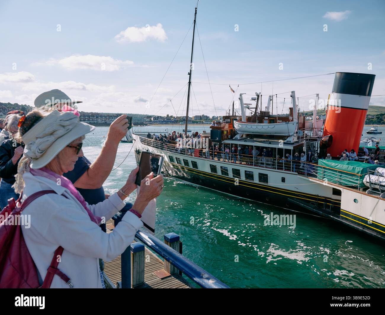 PS Waverley ist der letzte Raddampfer der Welt für Seefahrer. Erbaut im Jahr 1946 - Andocken mit Touristen in Swanage Dorset England Großbritannien Stockfoto