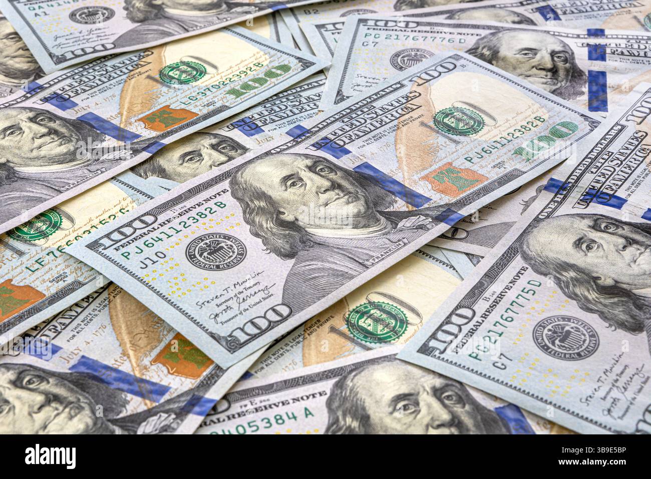 Haufen von 100-Dollar-Banknoten, wobei eine einzelne Rechnung hervorgehoben ist Stockfoto