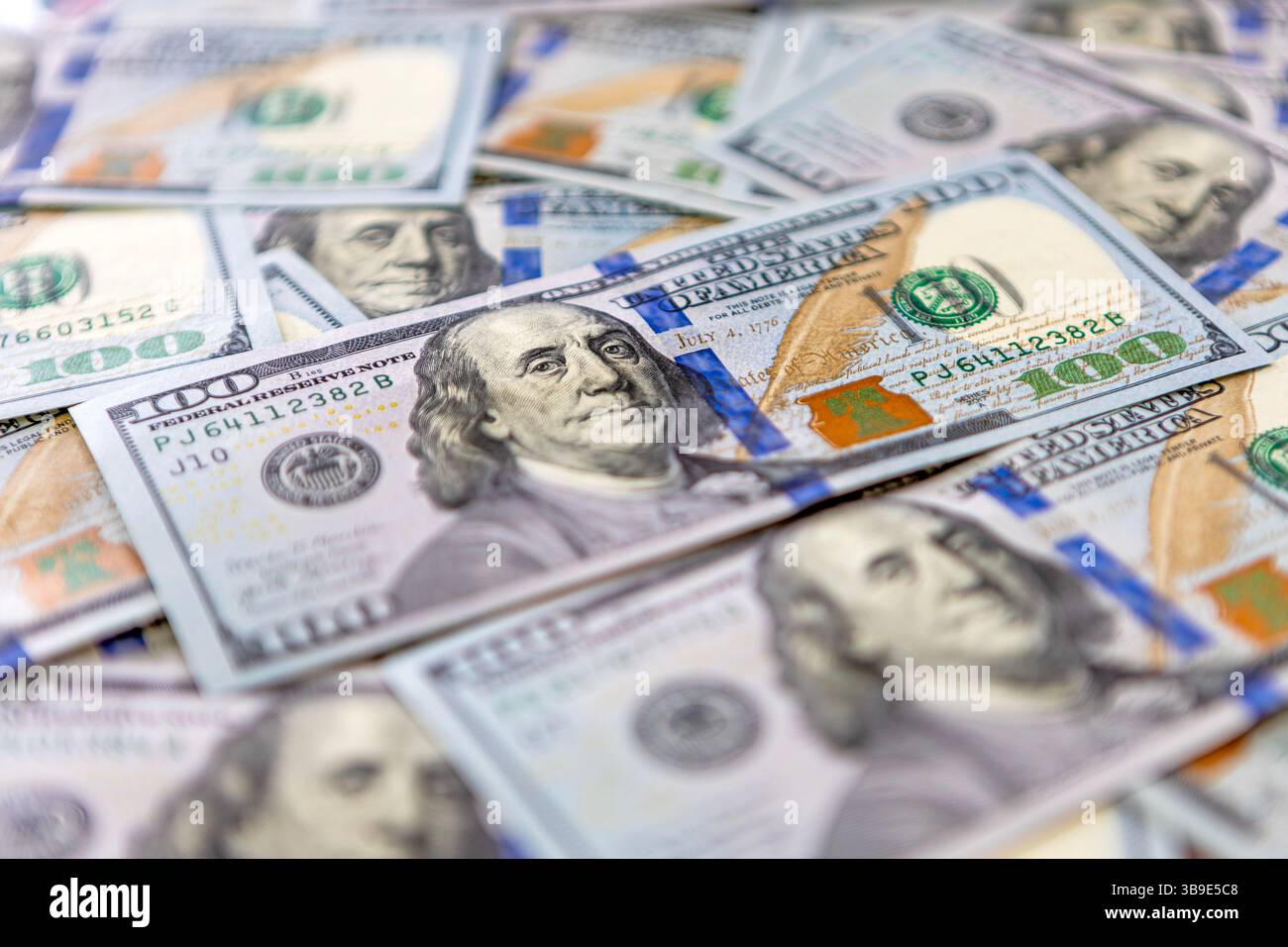 Das Konzept des Finanzvermögens zeigt den Schwerpunkt auf vielen hundert-Dollar-Banknoten Stockfoto