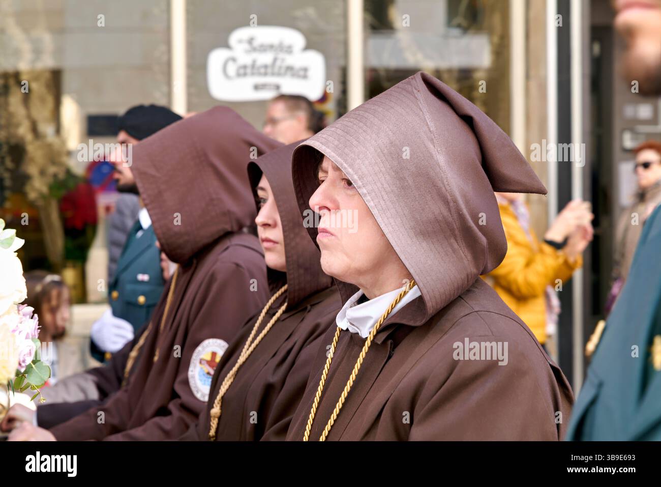 Saragossa. Saragossa. Aragonien. Spanien. Religiöse Prozession mit Kapuzenfiguren, die während der Karwoche einen Wagen tragen Stockfoto