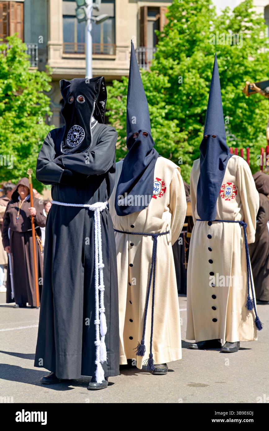 Saragossa. Saragossa. Aragonien. Spanien. Religiöse Prozession mit Kapuzenfiguren, die während der Karwoche einen Wagen tragen Stockfoto